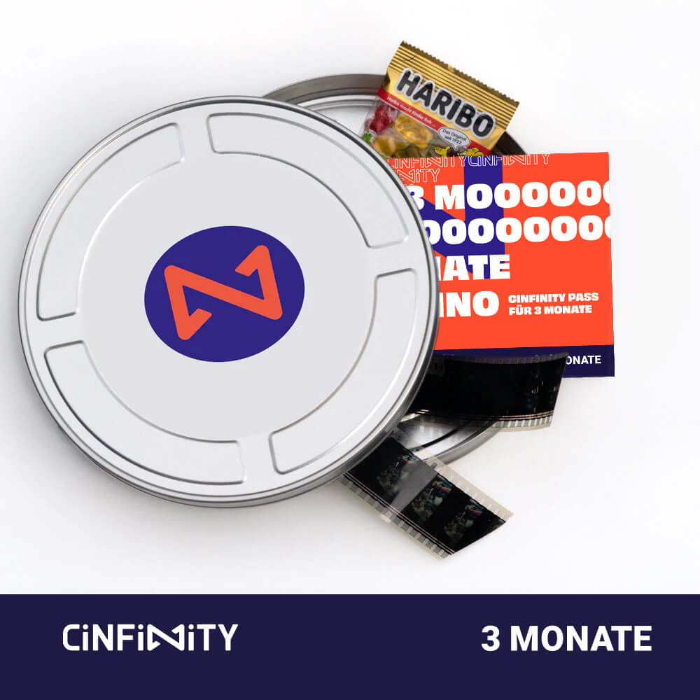 Foto vom Kino-Gutschein als Geschenk mit Filmdose, Film, einer kleinen Tüte Haribo und einem orangefarbenen Gutschein mit Text "CINFINITY PASS FÜR 3 MONATE".
